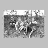 011-0262 Oskar von Frantzius am 28. April 1943 mit seinen vier Kindern Eckhard, Wolf-Dietrich, Ruediger und Gisela..jpg